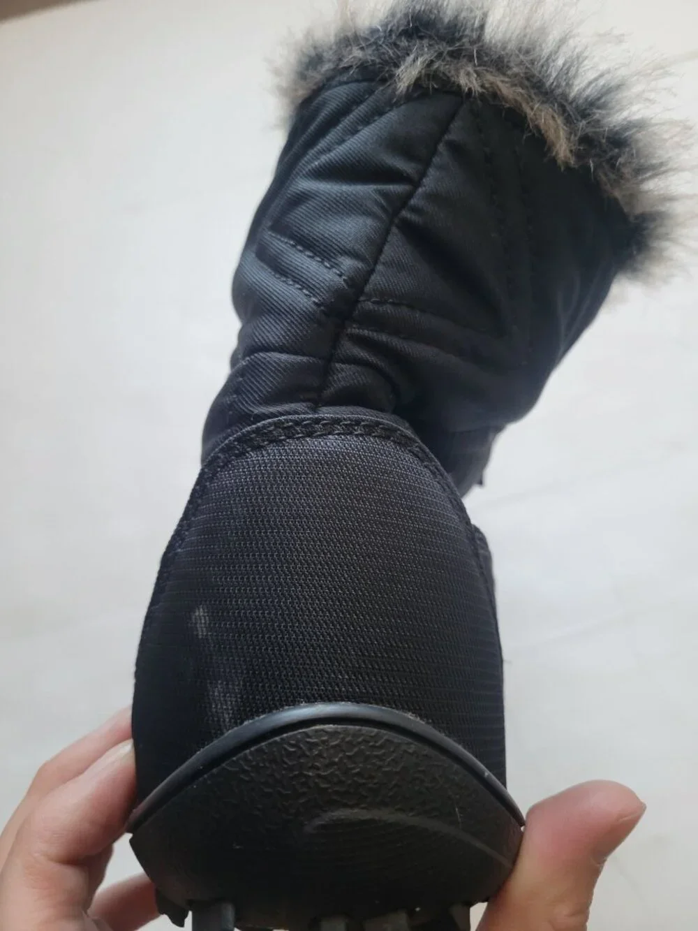 Columbia Women's Minx Shorty boots,  a black quilted design Faux Fur Trim Sz 9.5